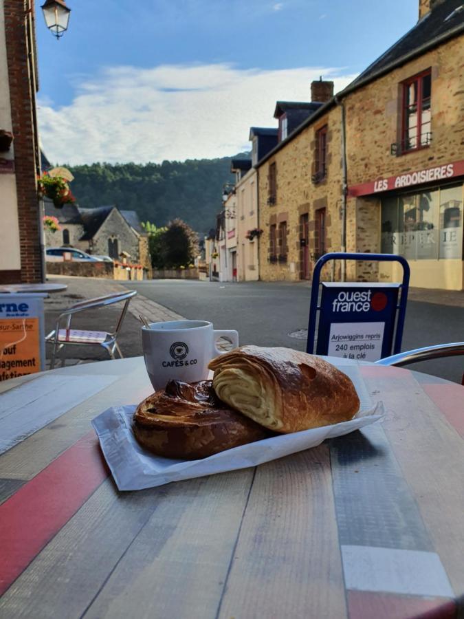 ホテルLe Bon Laboureur Saint-Léonard-des-Bois エクステリア 写真